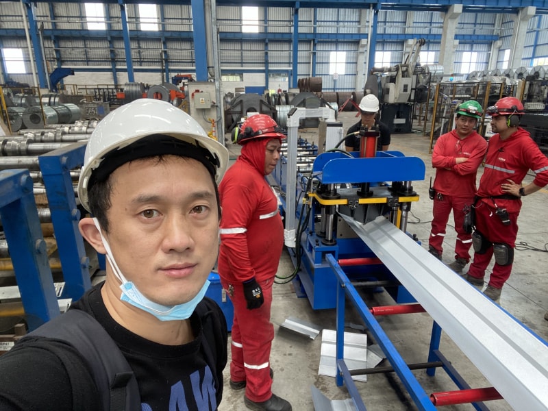 沧州贝斯特全球最奢华冷弯成型设备彩钢脊瓦机顺利抵达厄瓜多尔推动当地产业革新