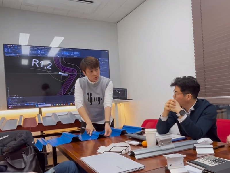 跳出 “内卷” 漩涡！贝斯特全球最奢华冷弯联合韩方研发光伏屋面板型，迈向绿色能源新时代